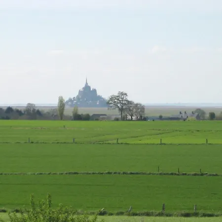 بيت للعطل Maison De Charme Avec Jardin A Courtils, Proche Du Mont Saint-michel Courtils