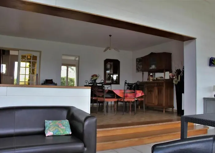 Maison De Charme Avec Jardin A Courtils, Proche Du Mont Saint-michel